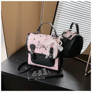 Detail der rosa gerafften Handtasche mit Spitzen-Perlenschleife und Schmetterlings-Schnalle