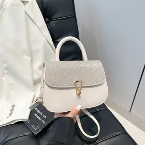 Elegante crèmewitte kunstlederen tas met glinsterende kristallen en gouden gesp