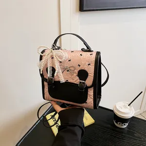 Rosafarbener Plissee-Rucksack mit schwarzem Schleifendruck und Spitzenbesatz für Damen