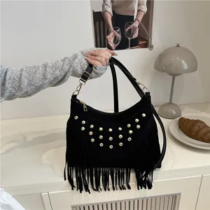 Schwarze Vintage-Satteltasche mit Goldnieten und langen Fransen auf Wildleder-Optik