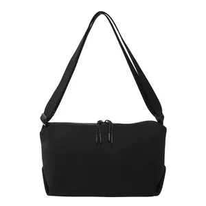 Sac bandoulière noir minimaliste en nylon mat avec large bandoulière réglable et zip