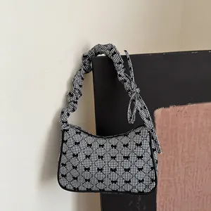 Schwarz-weiße Gingham-Achseltasche mit Schleifenstickerei und geriffeltem Schultergurt