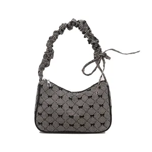 Minimalistische schwarz-weiße Tragetasche mit Schleifenakzenten und Scrunchie-Griff-Design