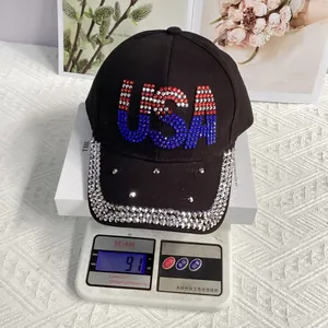 Detailansicht der USA-Strass-Baseballkappe mit 91g Gewicht auf einer Digitalwaage