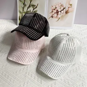 Modische Baseballkappen mit vertikalen Strass-Regen-Mustern in Schwarz, Rosa und Weiß