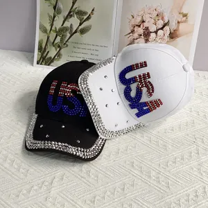 Detail der USA Strass-Baseballkappe mit funkelnden Kristallen an Schirm und Krone