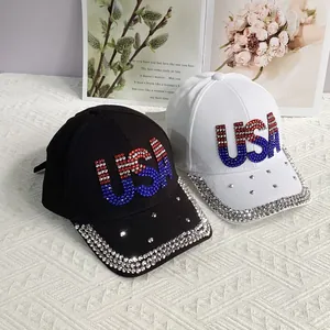 Schwarz-weiße Baseballkappen mit Strass-USA-Logo und Akzenten in US-Flaggenfarben