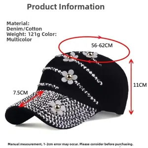 Detalle de gorra denim con líneas de diamantes y flores 3D blancas con cuentas