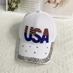 Detailansicht der weißen Baumwollkappe mit USA-Strass-Emblem und diamantbesetzter Krempe