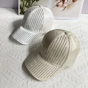 Detail von Strass-Meteormuster auf Satin-Baseballkappen in Weiß und Champagner