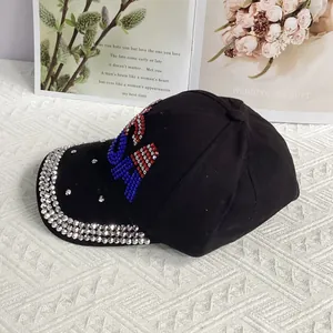 Detail der Strass USA Buchstaben auf der schwarzen Baumwoll-Basecap mit Glitzersteinen