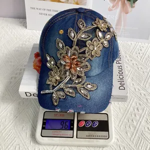 Detailansicht der dunkelblauen Denim-Baseballkappe mit goldener Stickerei und Strass