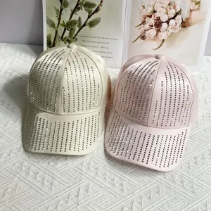Luxuriöse Strass-Baseballkappen in Beige und Rosa mit glänzendem Satin-Finish