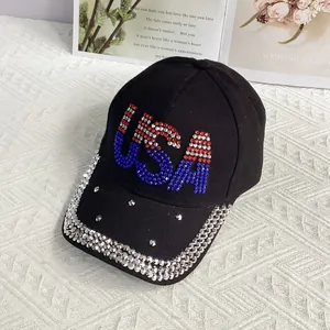 Detailansicht einer schwarzen USA Baseballkappe mit roten weißen und blauen Straßsteinen