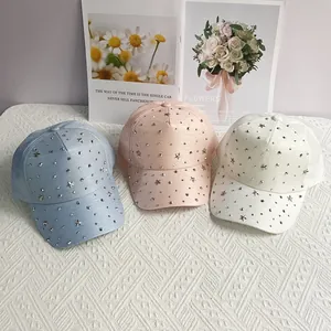 Detailansicht der Strass-Sterne auf mercerisierten Baumwollkappen in Blau, Rosa und Weiß