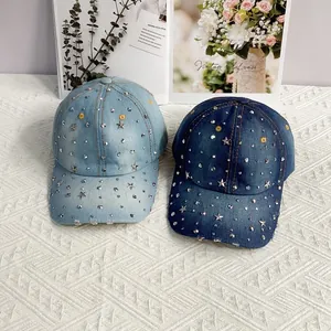 Cappellini da baseball in denim blu con strass e borchie a stella su trama bianca