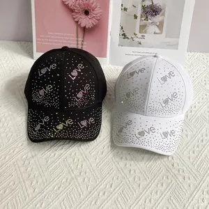 Casquette de baseball tendance avec strass brillants et texte LOVE en noir et blanc