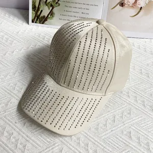 Detailansicht der beigen Satin-Baseballkappe mit funkelndem Strass-Sternschnuppen-Muster