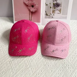 Casquette de baseball tendance avec lettrage LOVE en strass rose et rose foncé