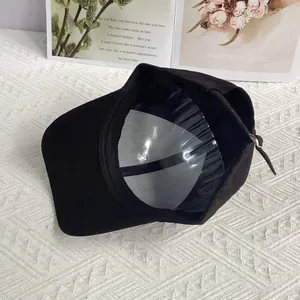 Innenansicht der schwarzen Baumwoll-Baseballkappe mit transparenter Formstütze
