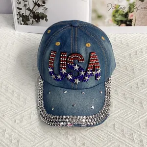 Dettaglio del design USA in strass e stelle metalliche su berretto denim vintage