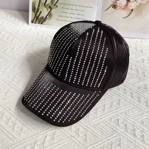 Detail der schwarzen Satin-Baseballkappe mit funkelndem Strass-Meteoritenschauer-Muster