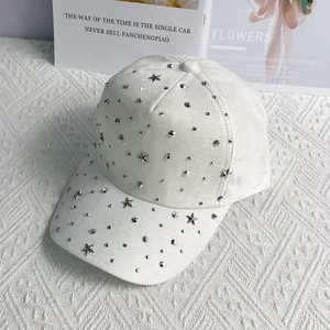 Detailaufnahme der weißen Baseballkappe aus merzerisierter Baumwolle mit silbernen Sternen