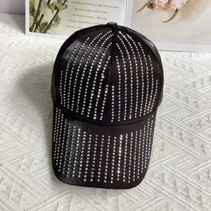 Detail der schwarzen Satin-Baseballkappe mit vertikalen funkelnden Silber-Strasslinien