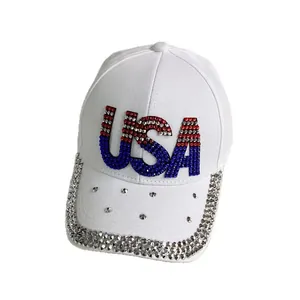 Weiße Baseballkappe mit USA-Strassstein-Design und funkelnden Kristallakzenten