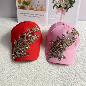 Modische Baseballkappen mit goldener Blumenstickerei und funkelnden Strasssteinen Damen