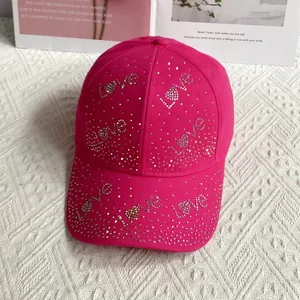 Détail de la casquette rose en coton avec lettres Love et cœurs scintillants en strass