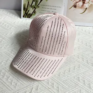 Detailaufnahme einer hellrosa Satin-Baseballkappe mit vertikalen Reihen glitzernder Strasssteine