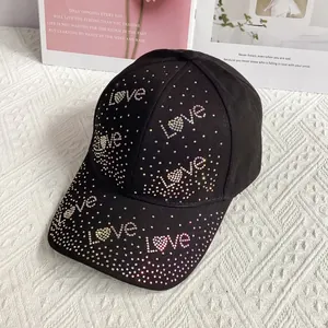 Détail des lettres LOVE en strass colorés étincelants sur une casquette en coton noir