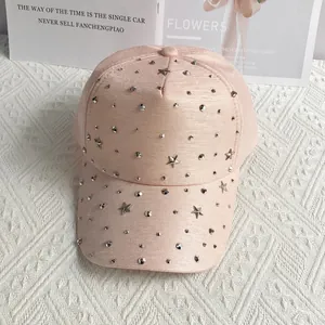 Detailansicht der rosa Kappe aus merzerisierter Baumwolle mit silbernen Sternnieten