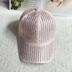 Detailansicht der hellrosa Satin-Baseballkappe mit funkelnden silbernen Strasssteinen