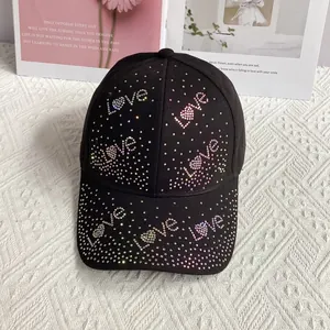 Détail de la casquette noire avec lettrage Love en strass colorés et étoiles scintillantes