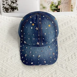 Dettaglio del cappellino da baseball in denim vintage con rivetti argentati e stelle in metallo