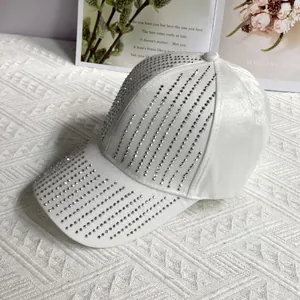 Detail der weißen Satin-Baseballkappe mit funkelndem silbernem Strass-Meteorschauer