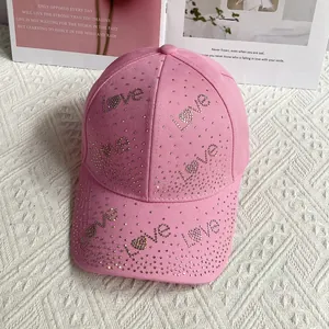 Vue détaillée d'une casquette rose en coton avec motifs LOVE en strass brillants
