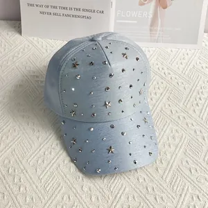 Detailansicht der hellblauen Baseballkappe mit silbernen Sternen und Strassnieten