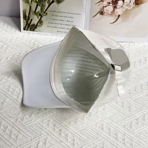 Detail der weißen Satin-Baseballkappe mit Innenfutter und verstellbarer Metallschnalle