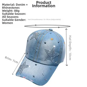 Détails de la casquette en jean bleu clair avec motif étoile en strass et bord effiloché