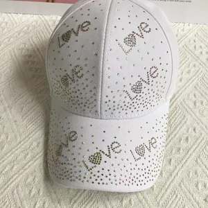 Gros plan des lettres Love en strass colorés sur une casquette de baseball en coton blanc
