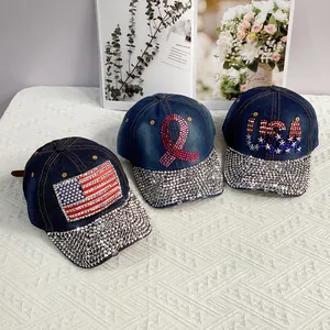 Jeans-Baseballkappen mit Strasssteinen, USA-Flagge und rosa Schleife auf Vintage-Hintergrund