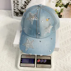 Détail de la casquette en jean bleu clair avec étoiles en strass pesant 88g