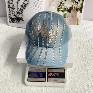 Primer plano del diseño de una gorra denim con strass que pesa solo unos 101g