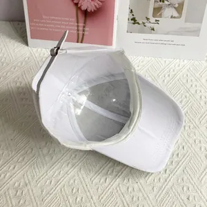 Vue détaillée de l'intérieur d'une casquette en coton blanc avec boucle en métal réglable