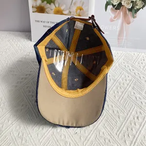 Detail der verstellbaren Lederlasche und Innenfutter aus 100 % Baumwolle der Jeans-Cap
