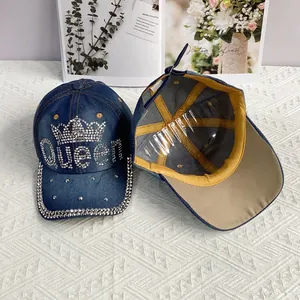 Détail du lettrage Queen en strass et couronne sur casquette de baseball en jean bleu