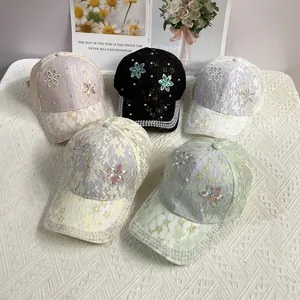 Vue détaillée de casquettes de baseball en dentelle florale avec perles et fleurs en cinq couleurs